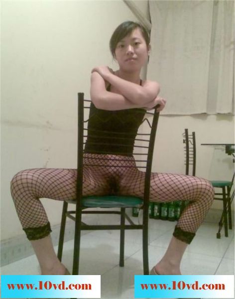 偷偷放出公司女同事的自拍豔照附带生活照
