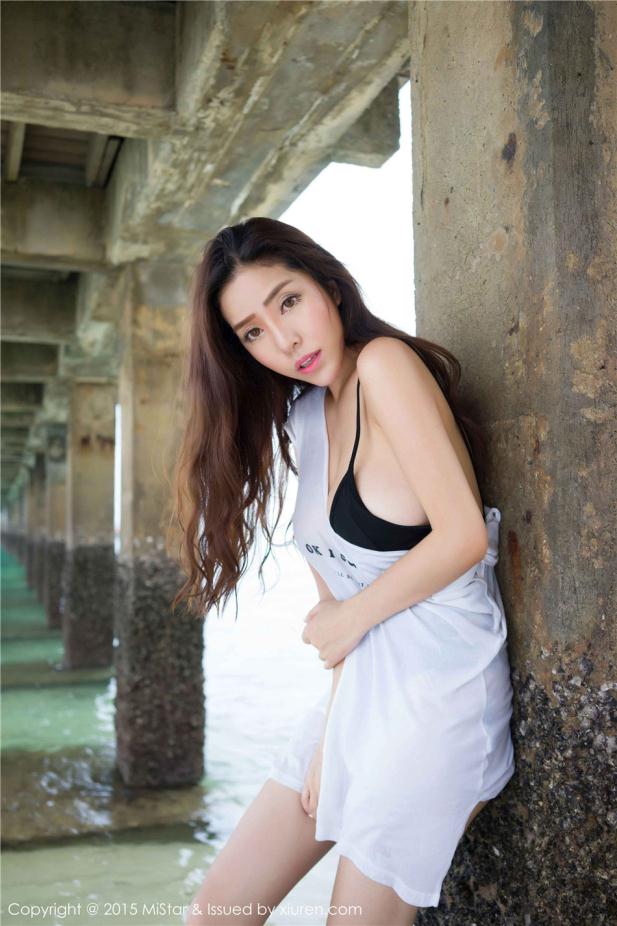 半缕空装美女海边性感【10P】