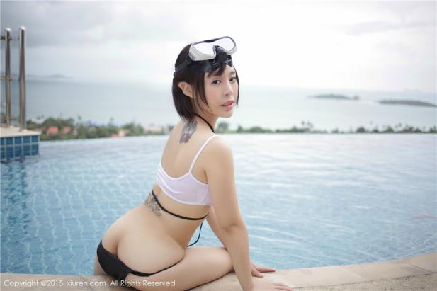 高档别墅区里的纹身性感美女卖萌【12P】