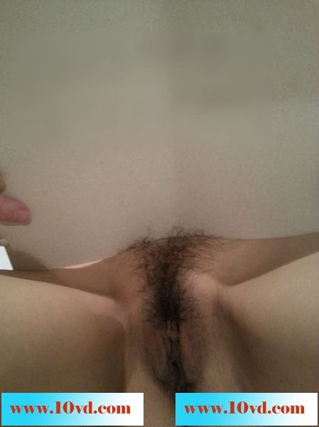 準备沐浴的老婆赶紧叫她摆几个姿势照几张照片