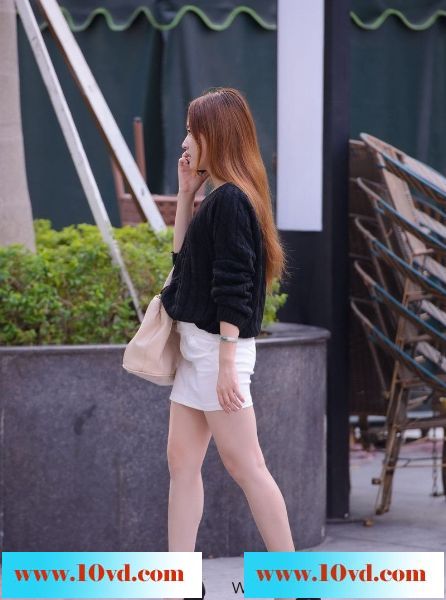 炎炎夏日电话中的长腿美女