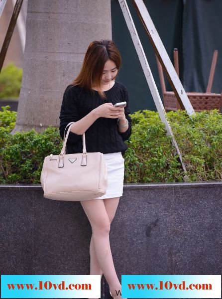炎炎夏日电话中的长腿美女