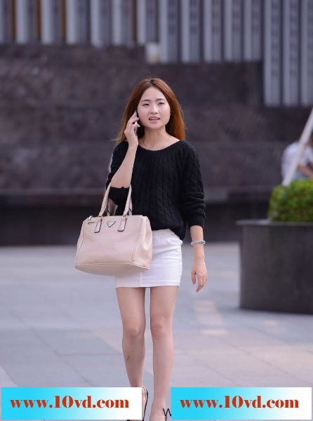炎炎夏日电话中的长腿美女