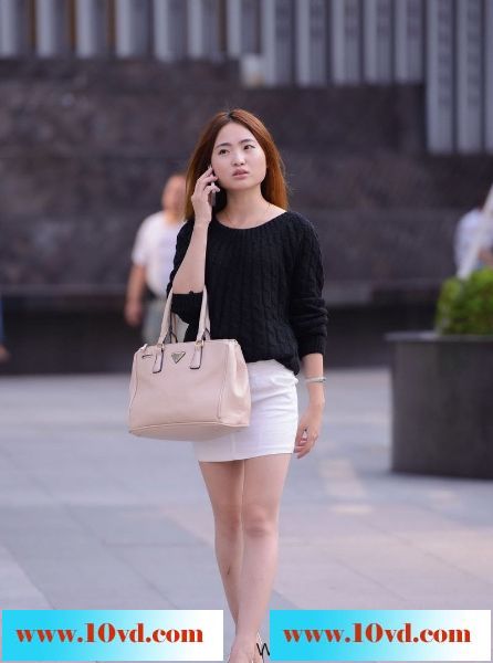 炎炎夏日电话中的长腿美女