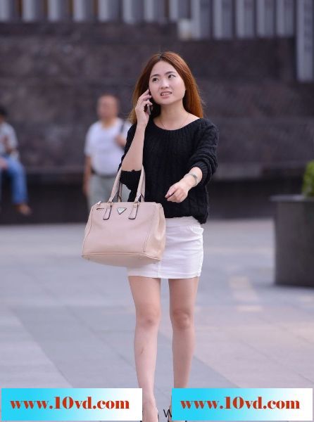 炎炎夏日电话中的长腿美女