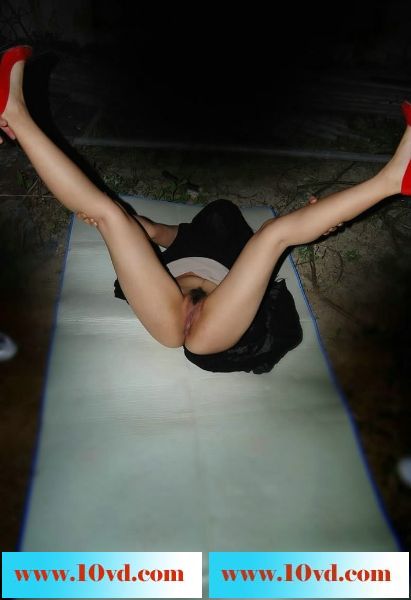夜色下风骚的女友翘着屁股让我随意拍