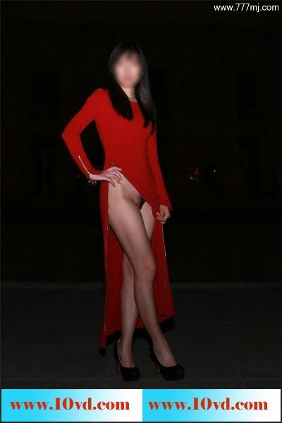 夜色下红色长裙人妻疯狂自拍露出