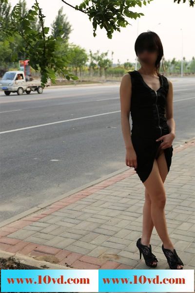 伊媚儿挑战蕾丝兔宝宝啦！街拍大尺度毫无压力