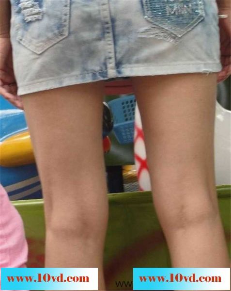 拥挤的人群美女大腿直接碰到镜头