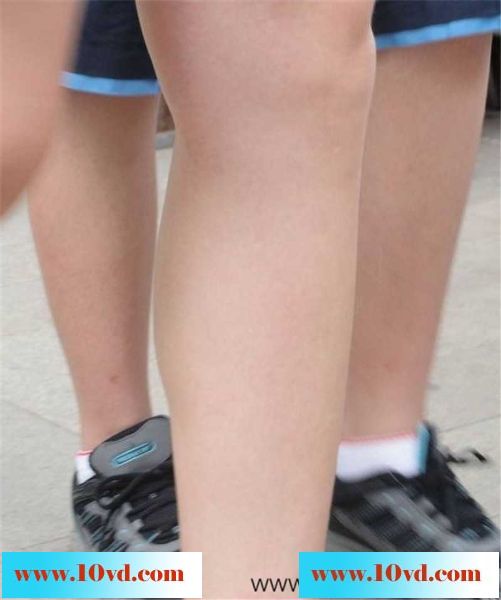 拥挤的人群美女大腿直接碰到镜头