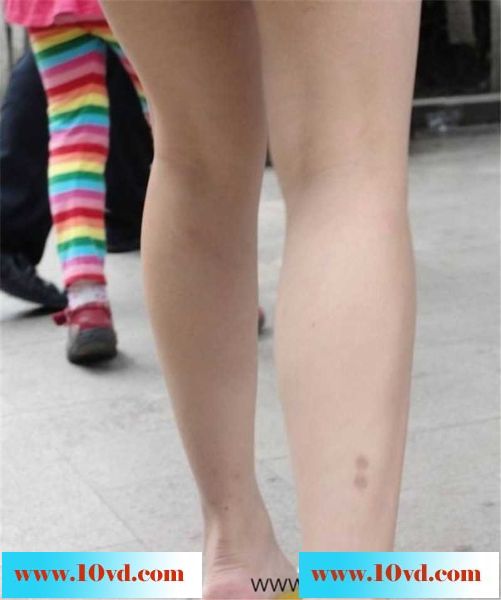 拥挤的人群美女大腿直接碰到镜头