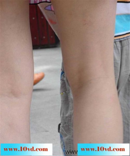 拥挤的人群美女大腿直接碰到镜头
