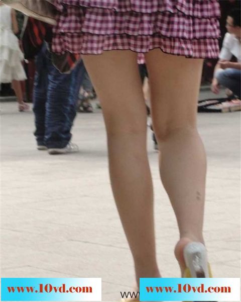 拥挤的人群美女大腿直接碰到镜头