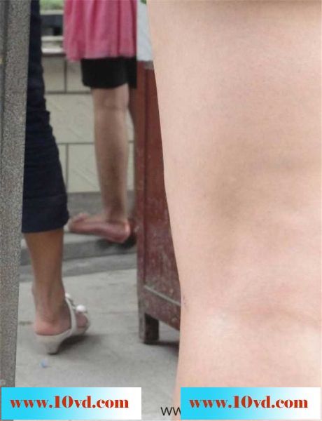 拥挤的人群美女大腿直接碰到镜头