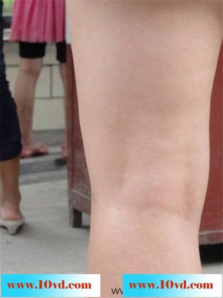 拥挤的人群美女大腿直接碰到镜头