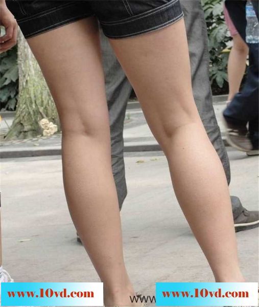 拥挤的人群美女大腿直接碰到镜头