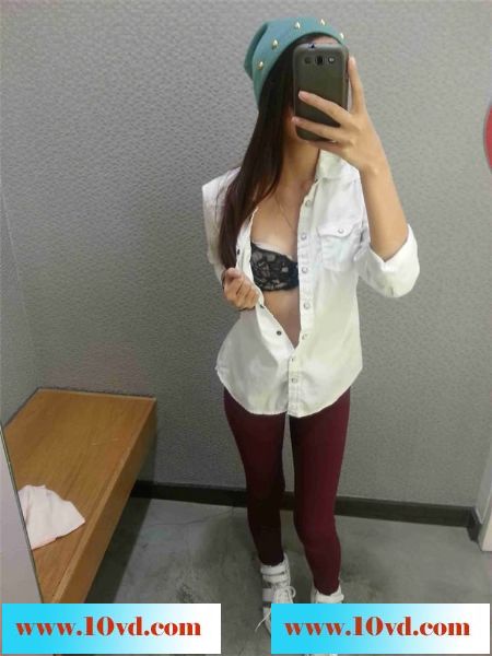 又一个92年清纯嫩女骚样自拍照流出
