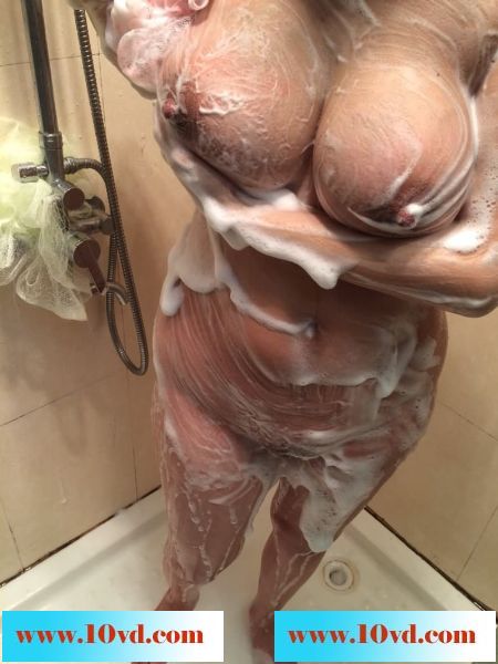 原创自拍老婆洗澡，乳房真的很给力哦