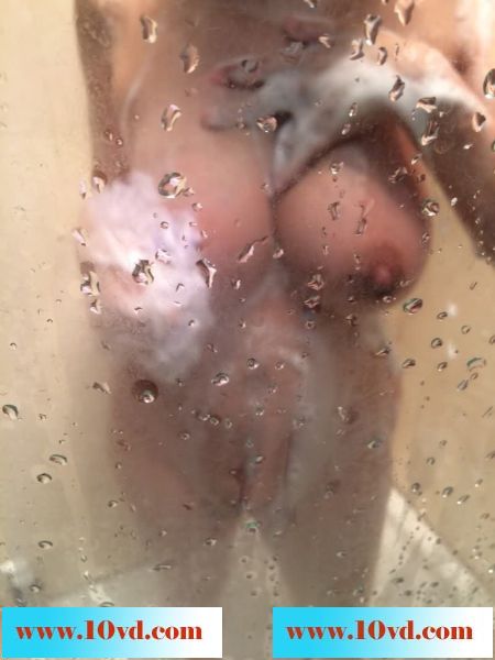 原创自拍老婆洗澡，乳房真的很给力哦