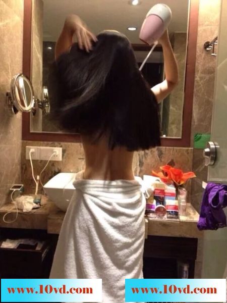 约了个大奶的妞，酒店里洗澡就开始自慰了
