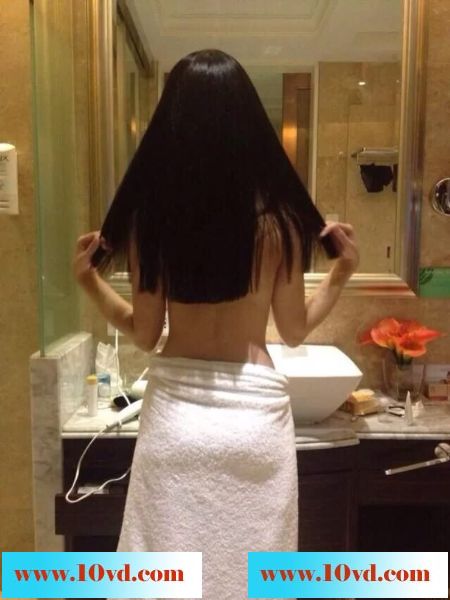 约了个大奶的妞，酒店里洗澡就开始自慰了