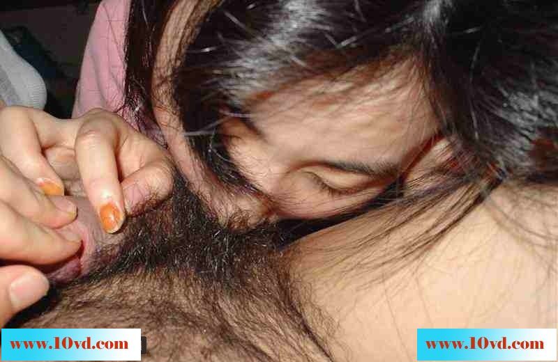 在我几番要求之下女友终于妥协给我口交了