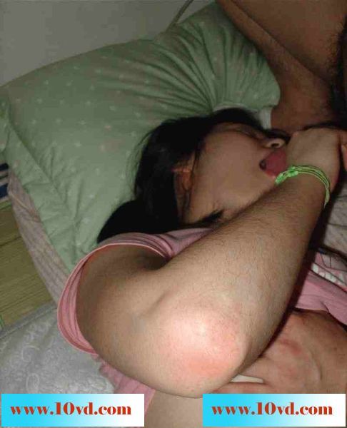 在我几番要求之下女友终于妥协给我口交了