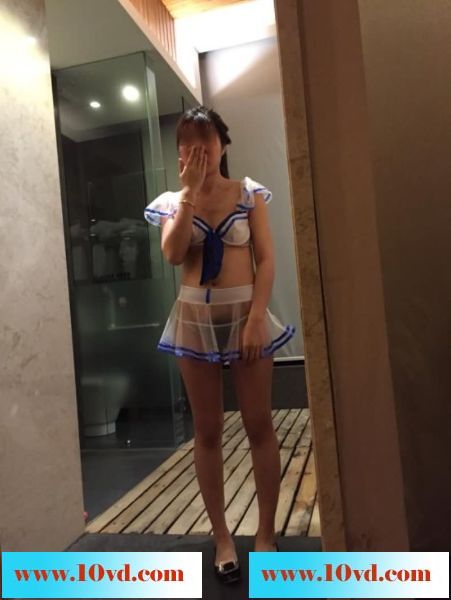 真不知道这骚货是从哪里出来的，穿成这样等我