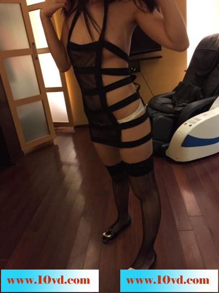 真不知道这骚货是从哪里出来的，穿成这样等我