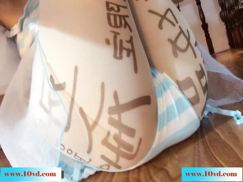 真是一个骚货，淘宝上偶买的透明丝装和没穿有