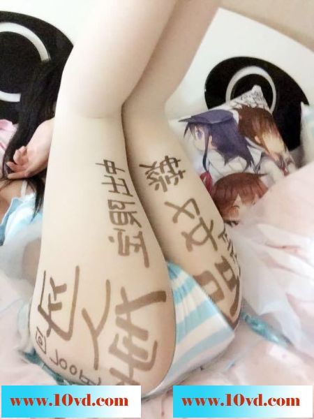 真是一个骚货，淘宝上偶买的透明丝装和没穿有