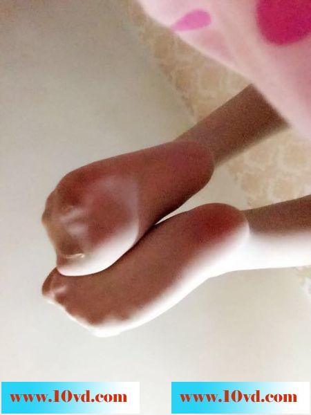 真是一个骚货，淘宝上偶买的透明丝装和没穿有