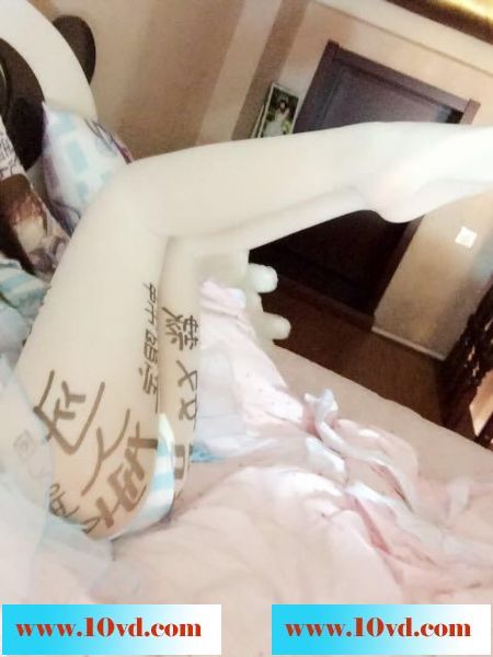 真是一个骚货，淘宝上偶买的透明丝装和没穿有