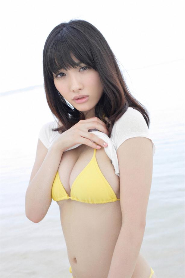 嫩黄比基尼海边秀湿身女【12P】