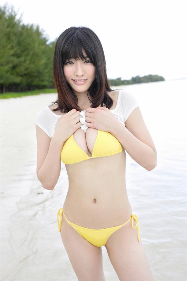嫩黄比基尼海边秀湿身女【12P】