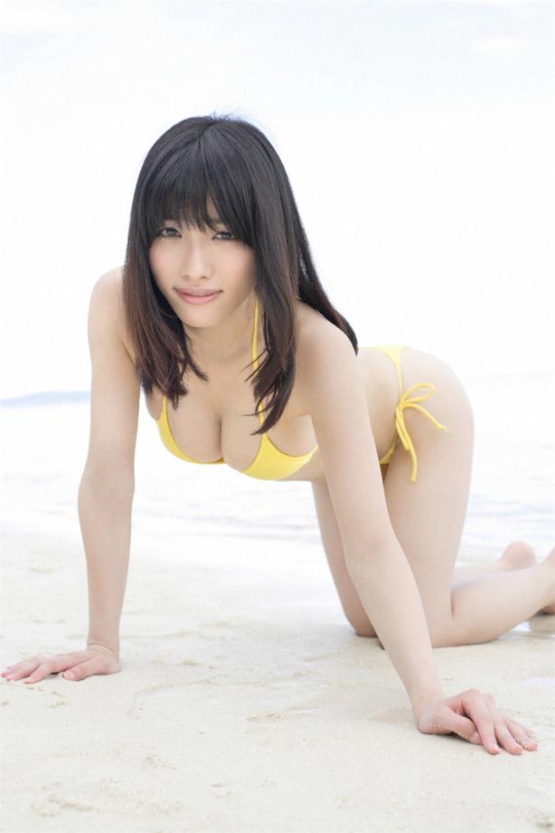 嫩黄比基尼海边秀湿身女【12P】