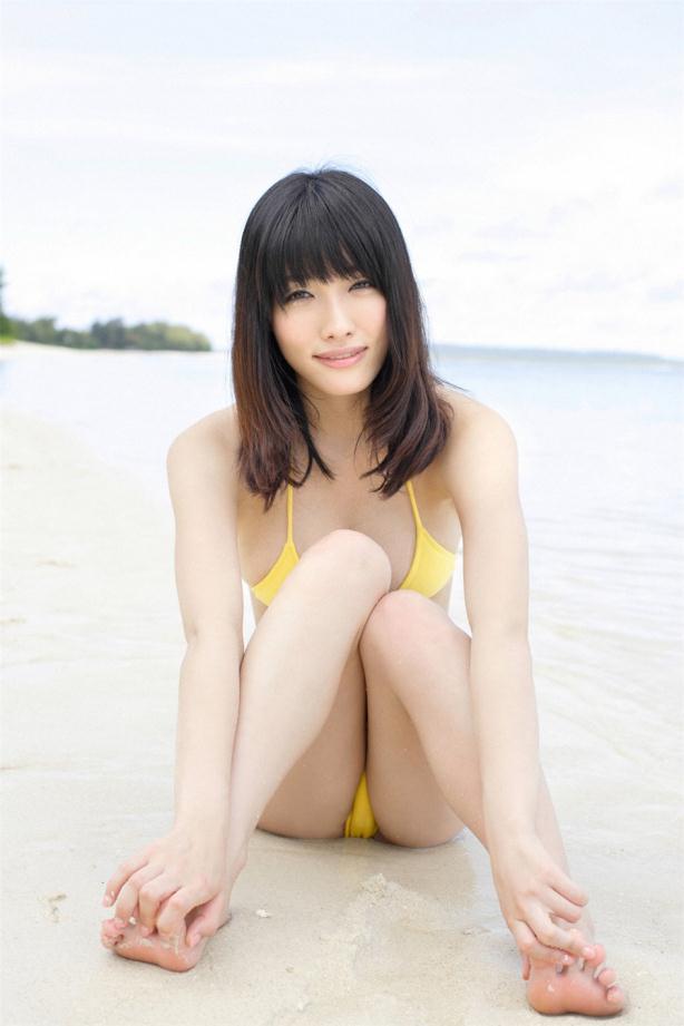 嫩黄比基尼海边秀湿身女【12P】