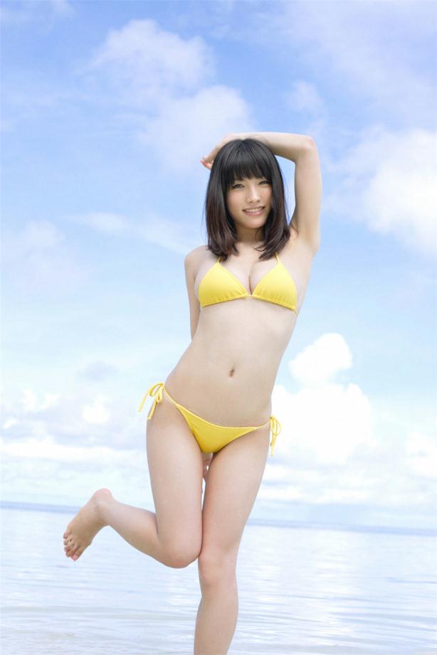 嫩黄比基尼海边秀湿身女【12P】