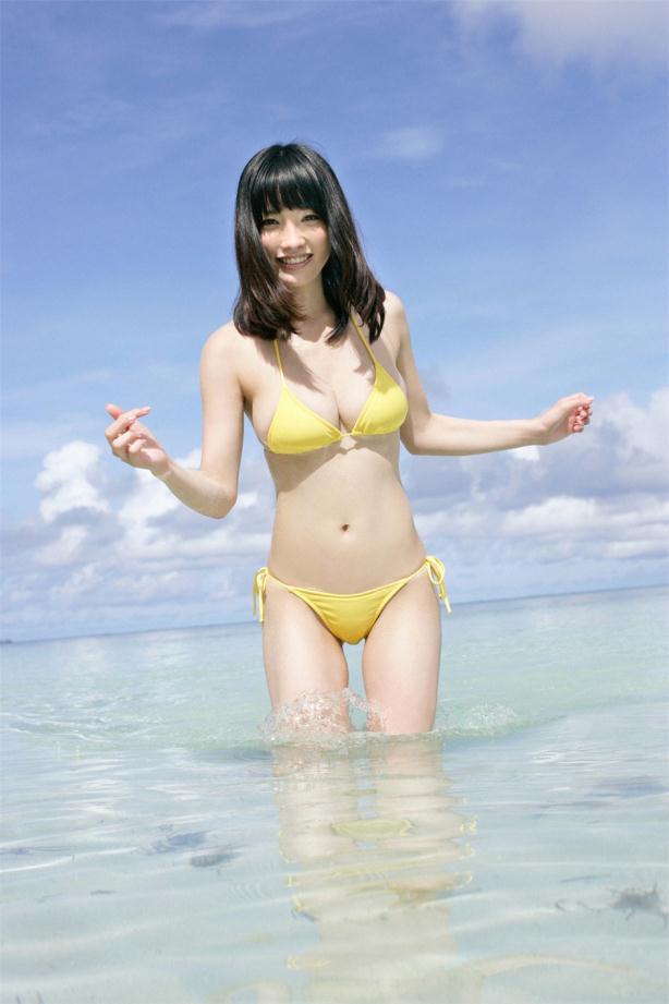 嫩黄比基尼海边秀湿身女【12P】