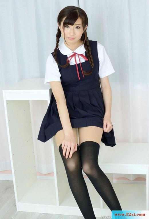 有着两根麻花辫的小学妹-还有这一双白白的长腿