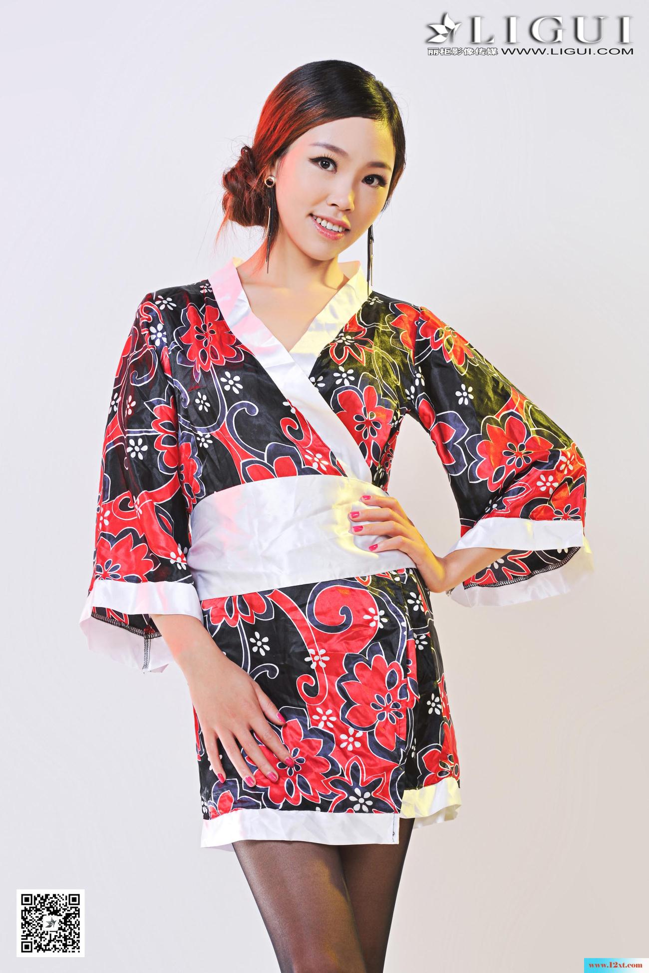 又像和服又像汉服-看不明白这小妞的打扮啊【