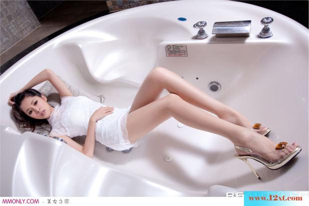浴缸里的性感蕾丝旗袍美人诱惑-【14P】