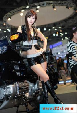 展会上惊艳的机车女模特-【10P】