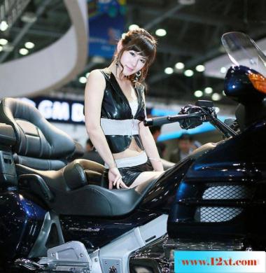 展会上惊艳的机车女模特-【10P】