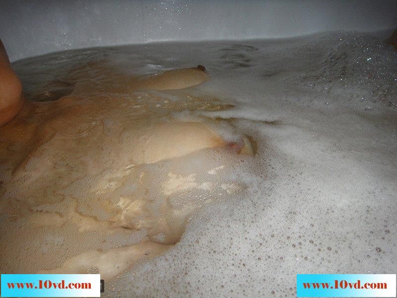 做爱前老婆在浴缸洗白白，偷偷进去拍了几张浴