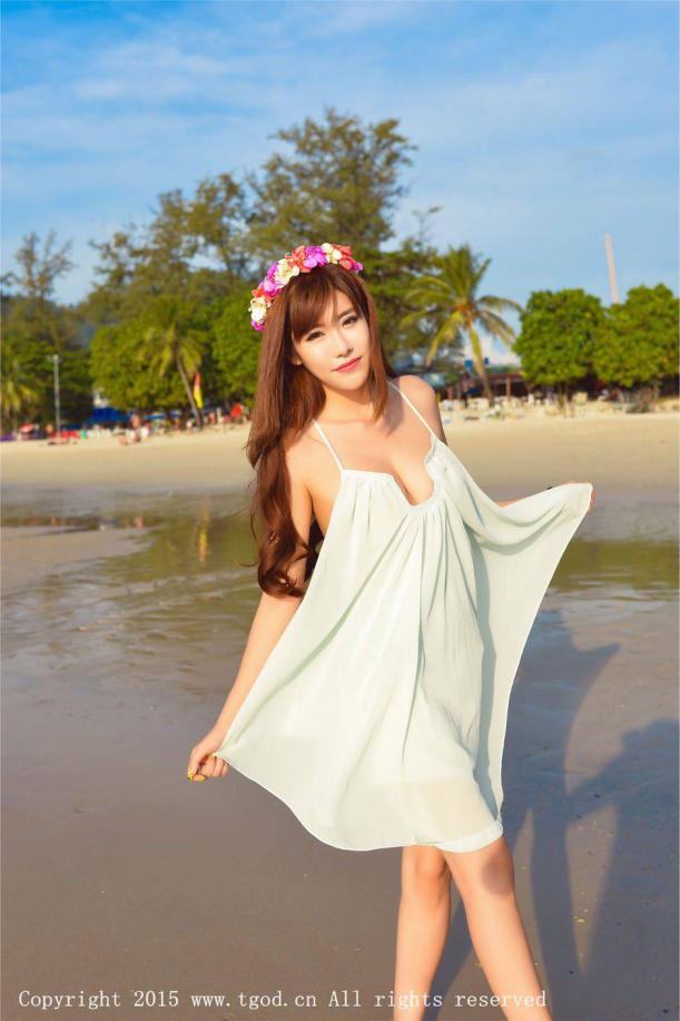度假海边的漂亮花球美女【11P】