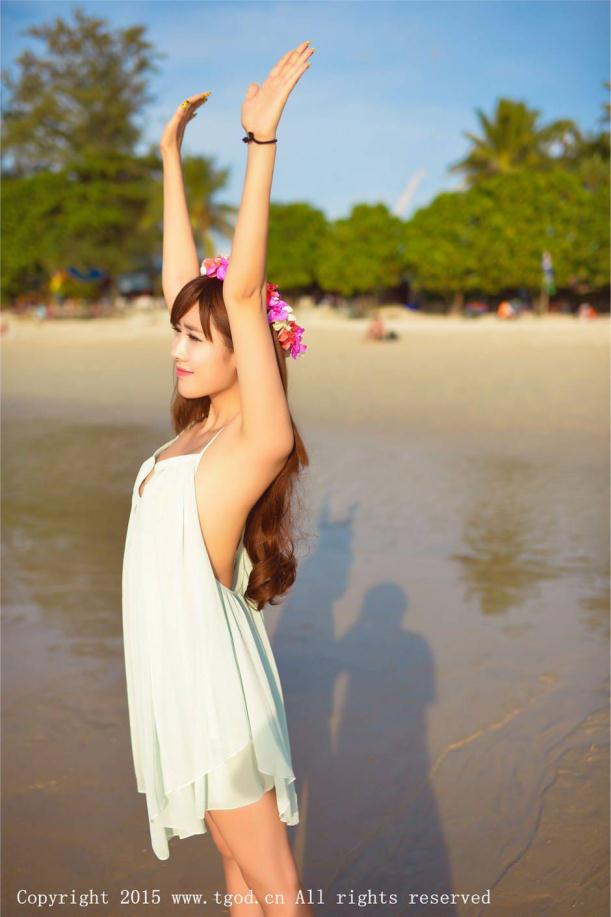 度假海边的漂亮花球美女【11P】