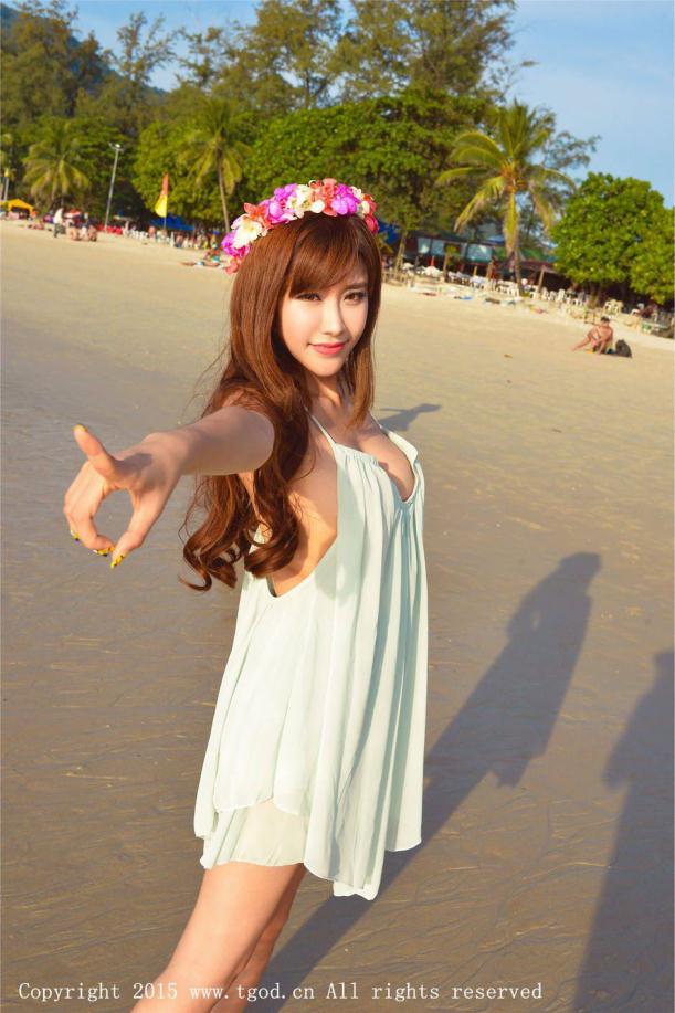 度假海边的漂亮花球美女【11P】