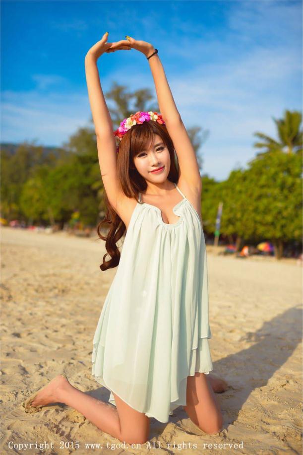 度假海边的漂亮花球美女【11P】
