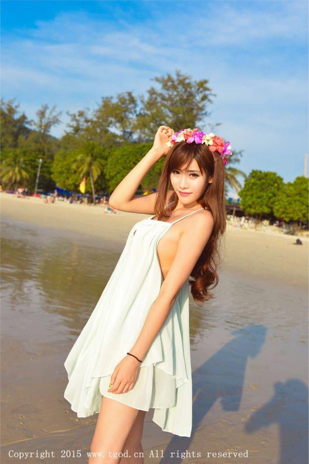 度假海边的漂亮花球美女【11P】